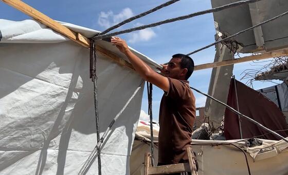 يقوم الفلسطينيون ببناء خيمهم باستخدام قضبان حديدية تم استخراجها من الأنقاض وأغطية بلاستيكية استعدادا لفصل الشتاء.